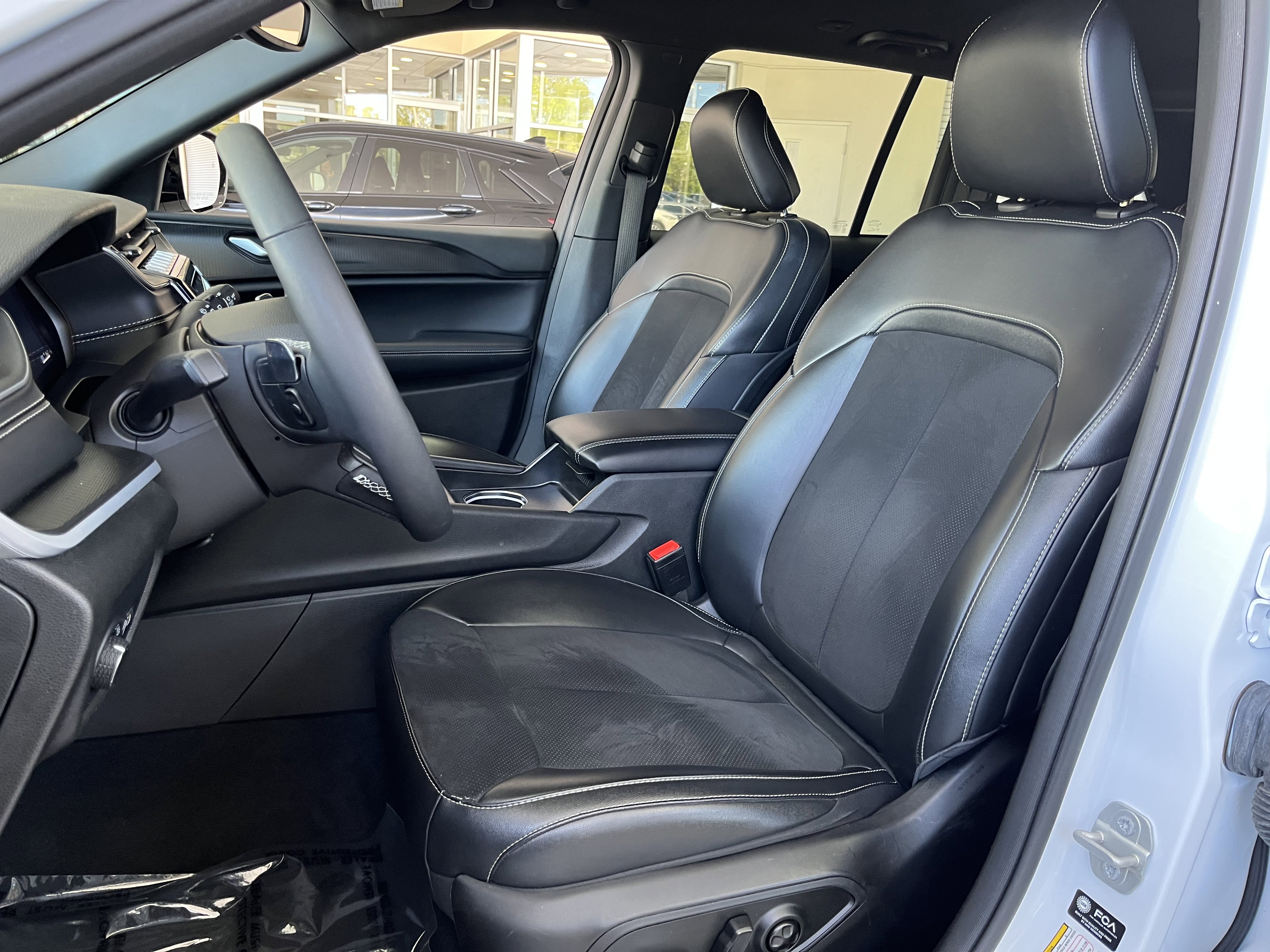 Used 2024 Jeep Grand Cherokee Altitude image 2