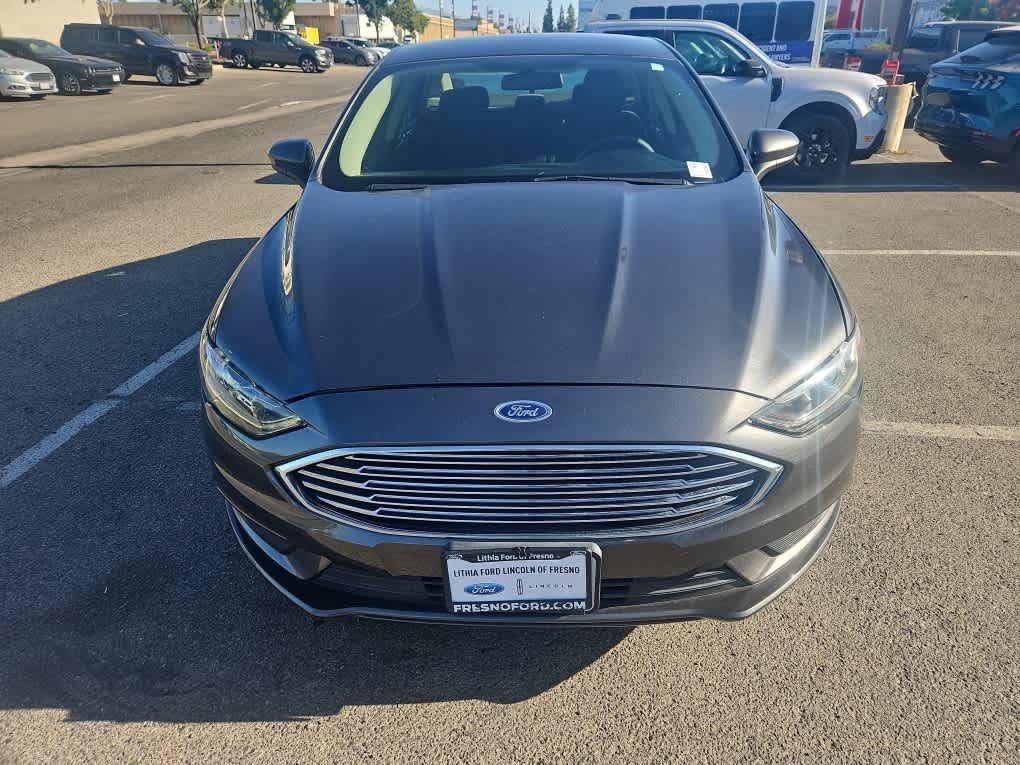 Used 2017 Ford Fusion SE FWD image 2