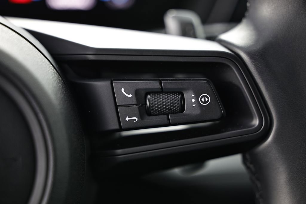 Certified 2025 Porsche Cayenne AWD/4WD image 36