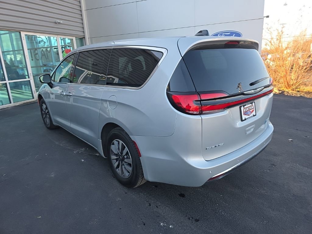 Used 2023 Chrysler Pacifica Touring-L image 13
