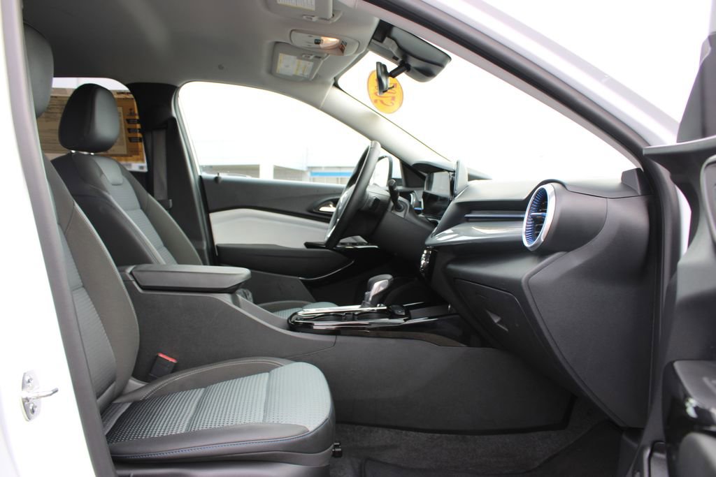 Used 2025 Chevrolet Trax LT w/ LT Convenience Package image 26