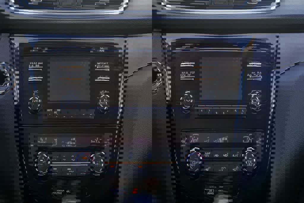 Used 2015 Nissan Rogue SV w/ SV Family Package FWD image 13