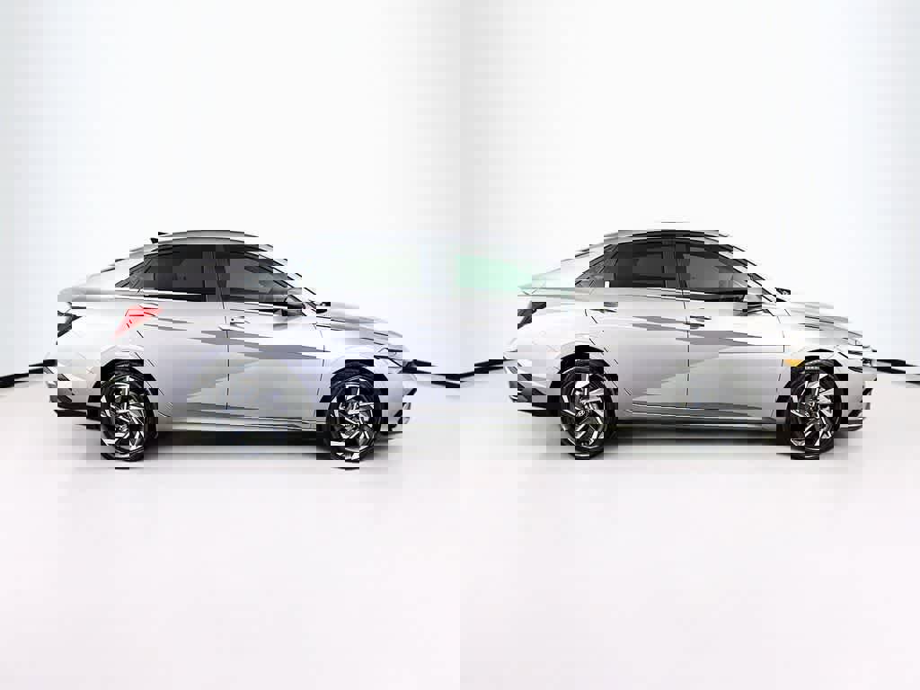 Used 2025 Hyundai Elantra SEL image 25