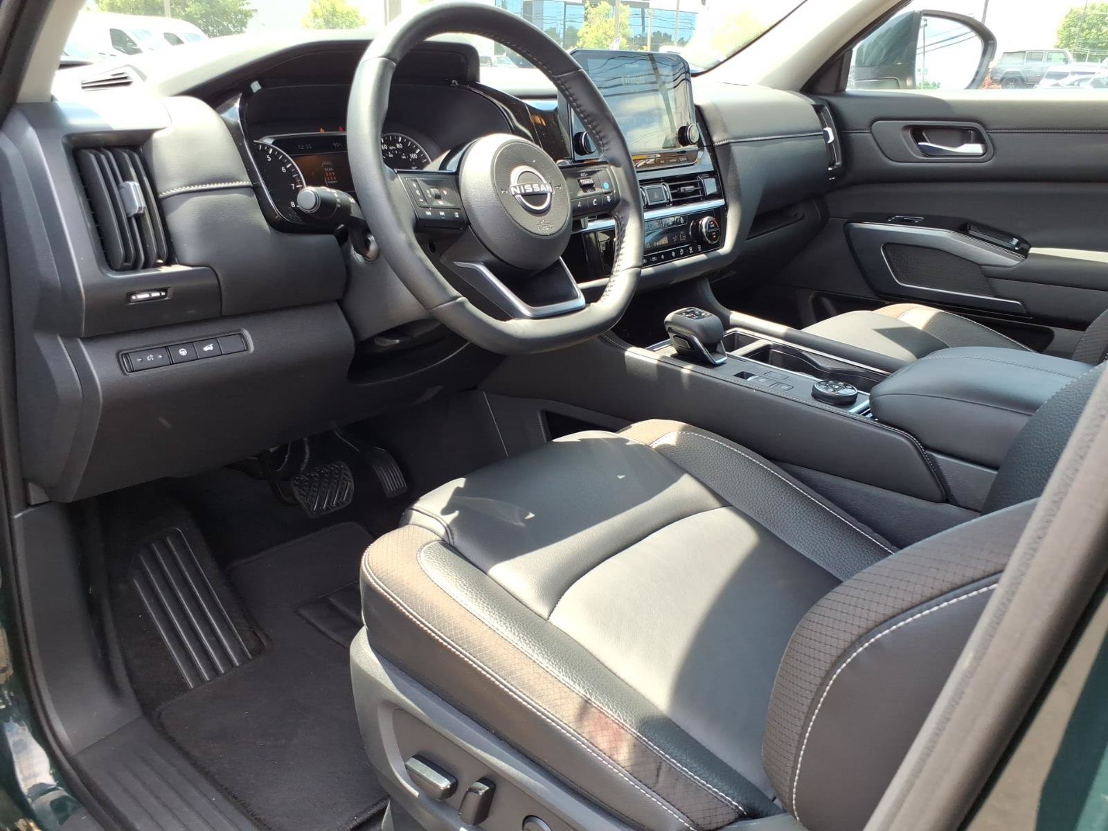 Used 2024 Nissan Pathfinder SL AWD/4WD image 14