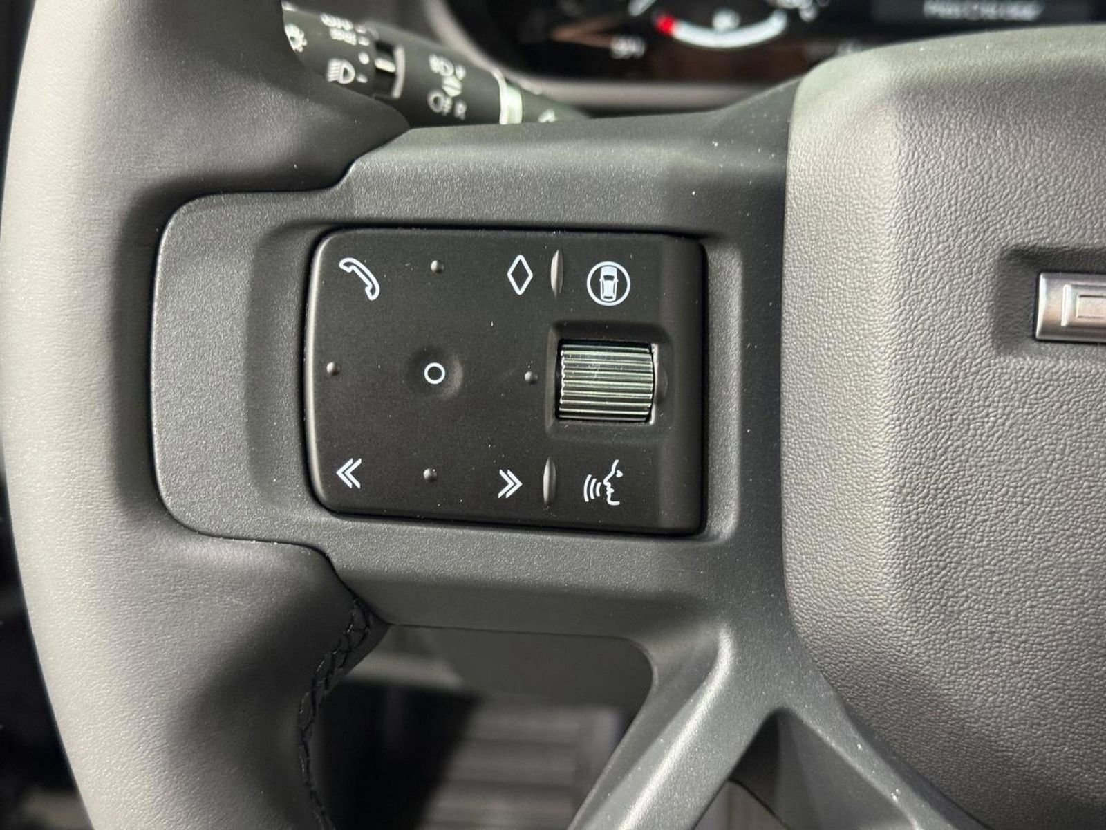 New 2026 Land Rover Defender 110 X-Dynamic SE image 29