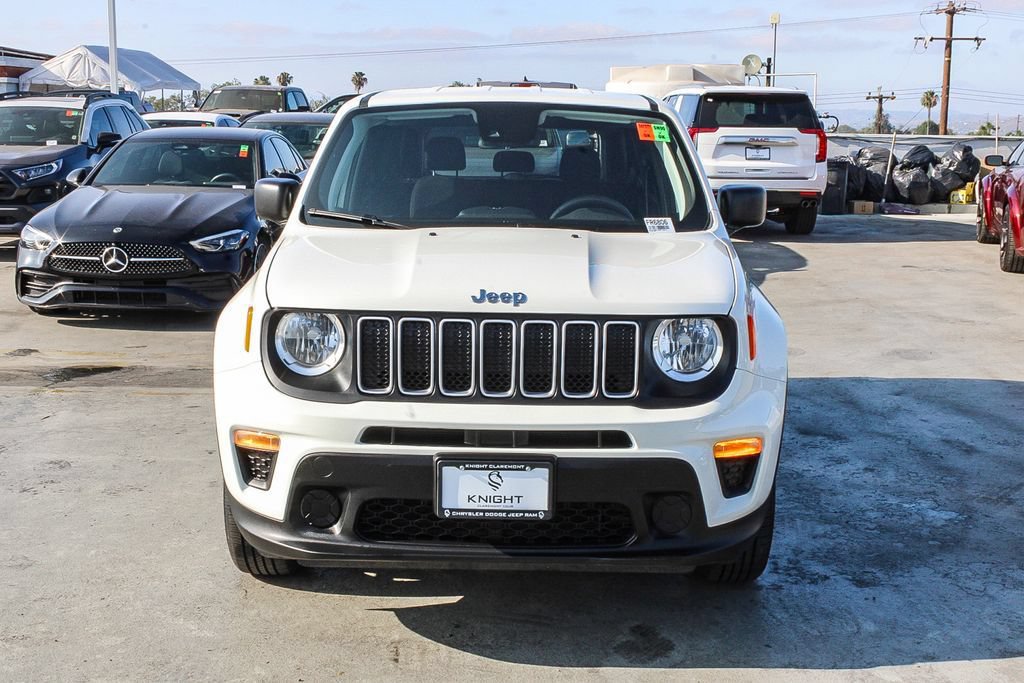 Used 2023 Jeep Renegade Latitude AWD/4WD image 3