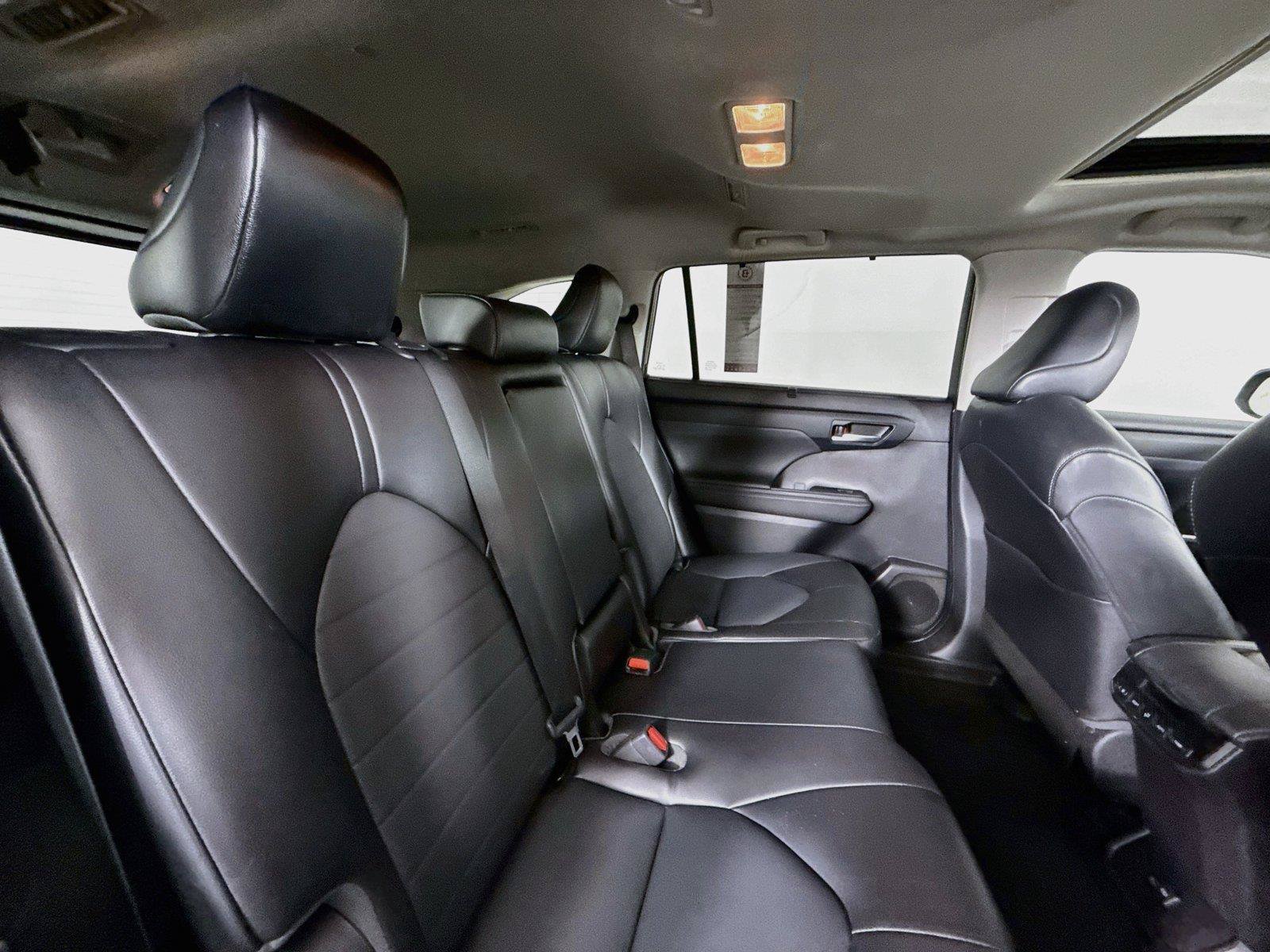 Used 2022 Toyota Highlander XLE AWD/4WD image 41