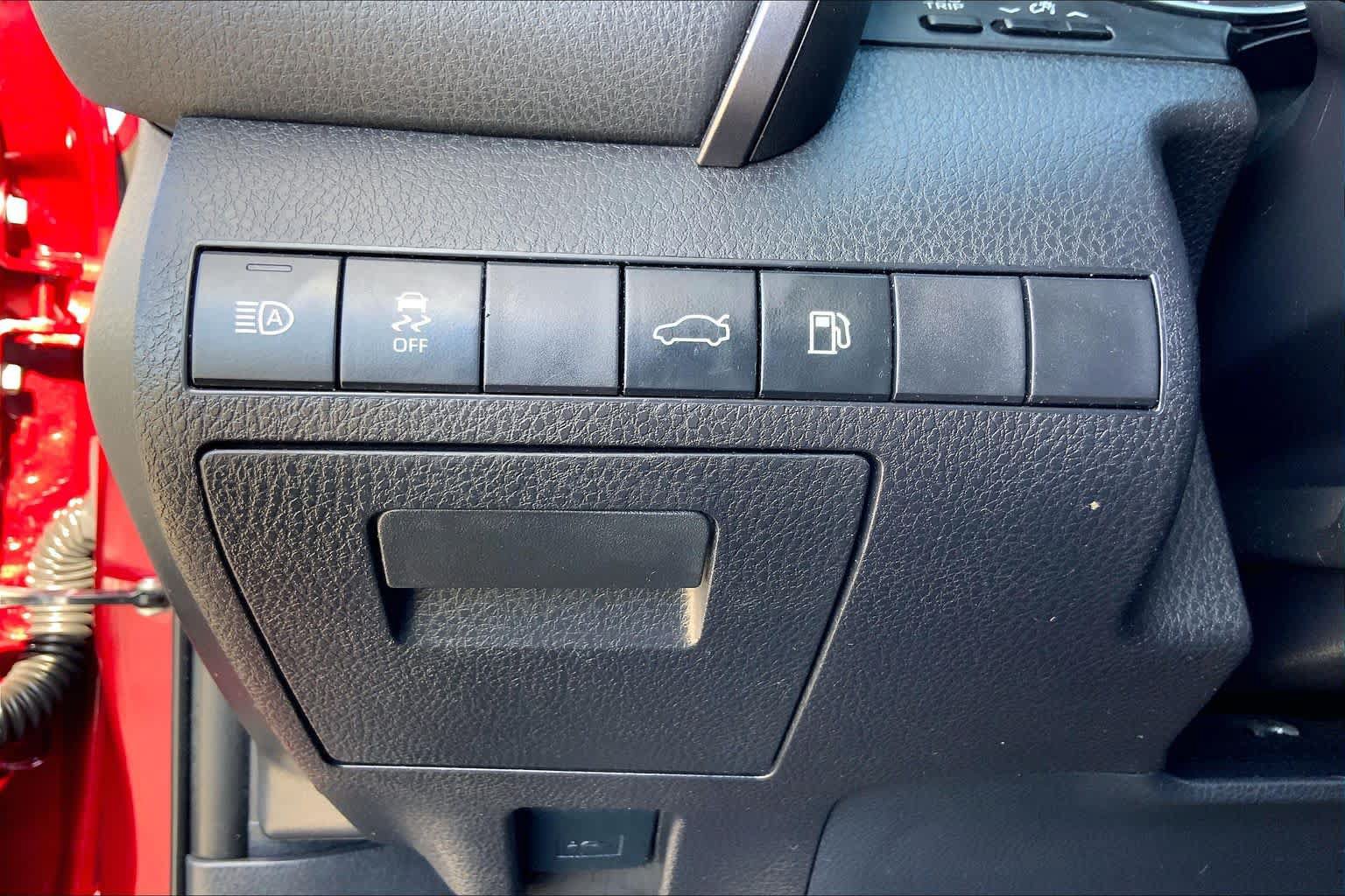 Used 2018 Toyota Camry SE w/ Moonroof Package FWD image 33