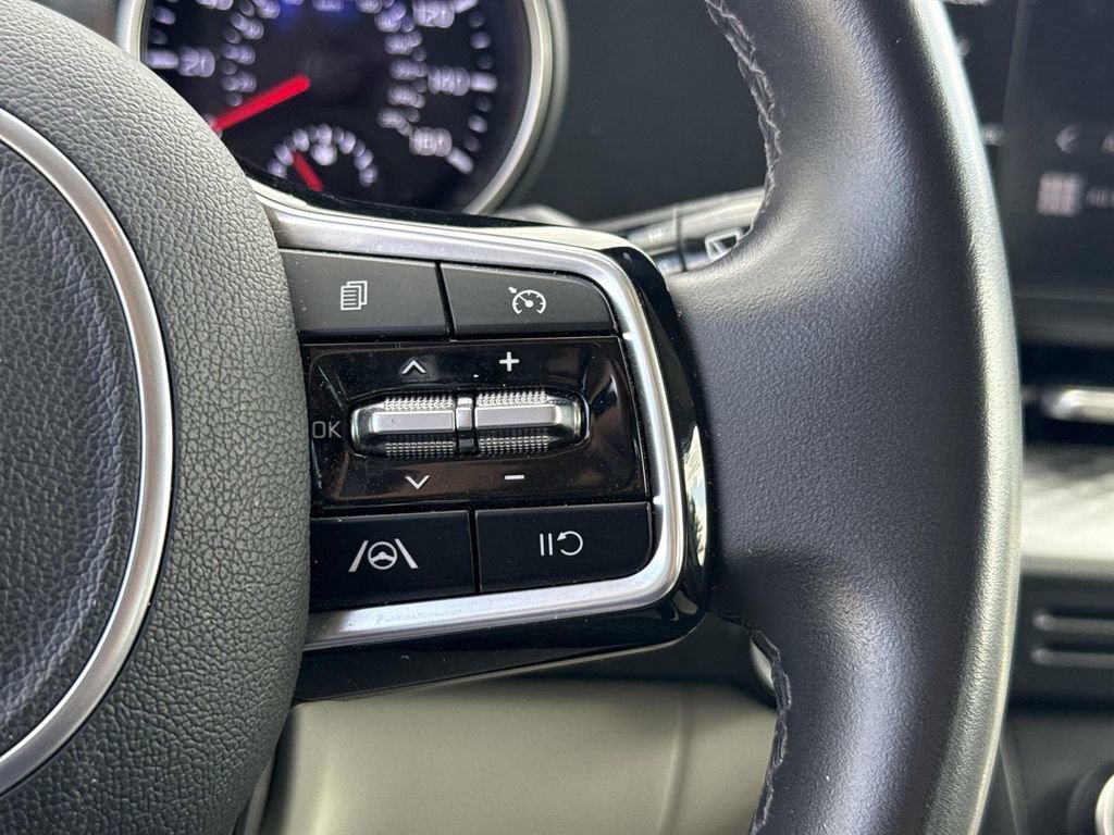 Used 2024 Kia Carnival LX image 34