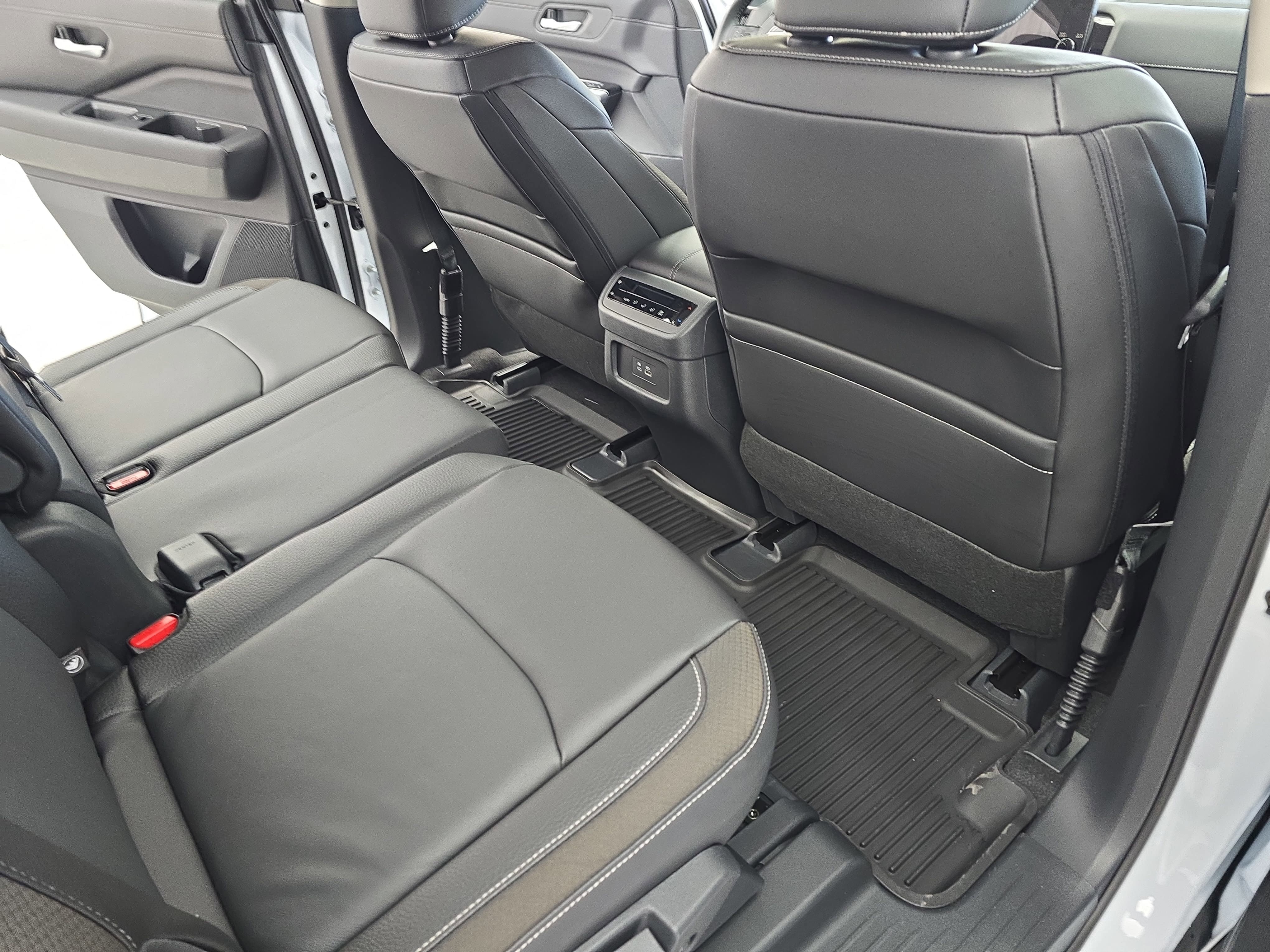New 2025 Nissan Pathfinder SL w/ Black Appearance Package image 11