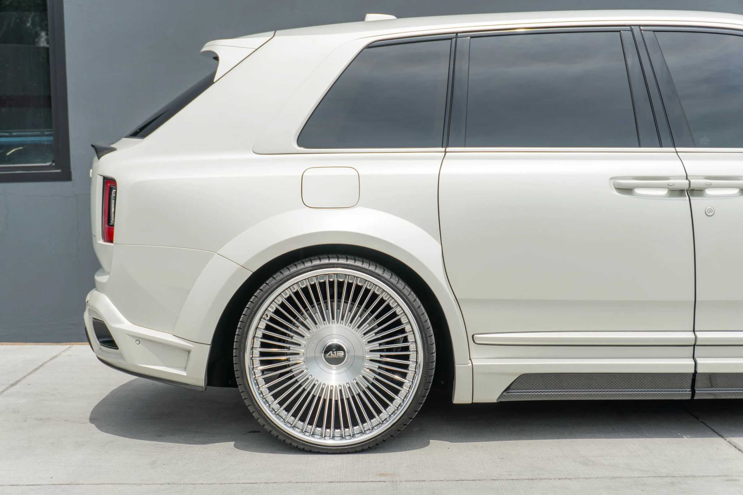 Used 2025 Rolls-Royce Cullinan AWD/4WD image 39