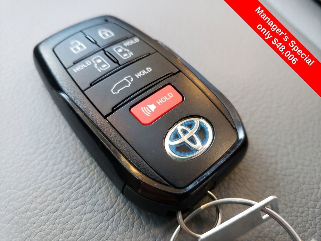 Used 2025 Toyota Sienna XLE image 25