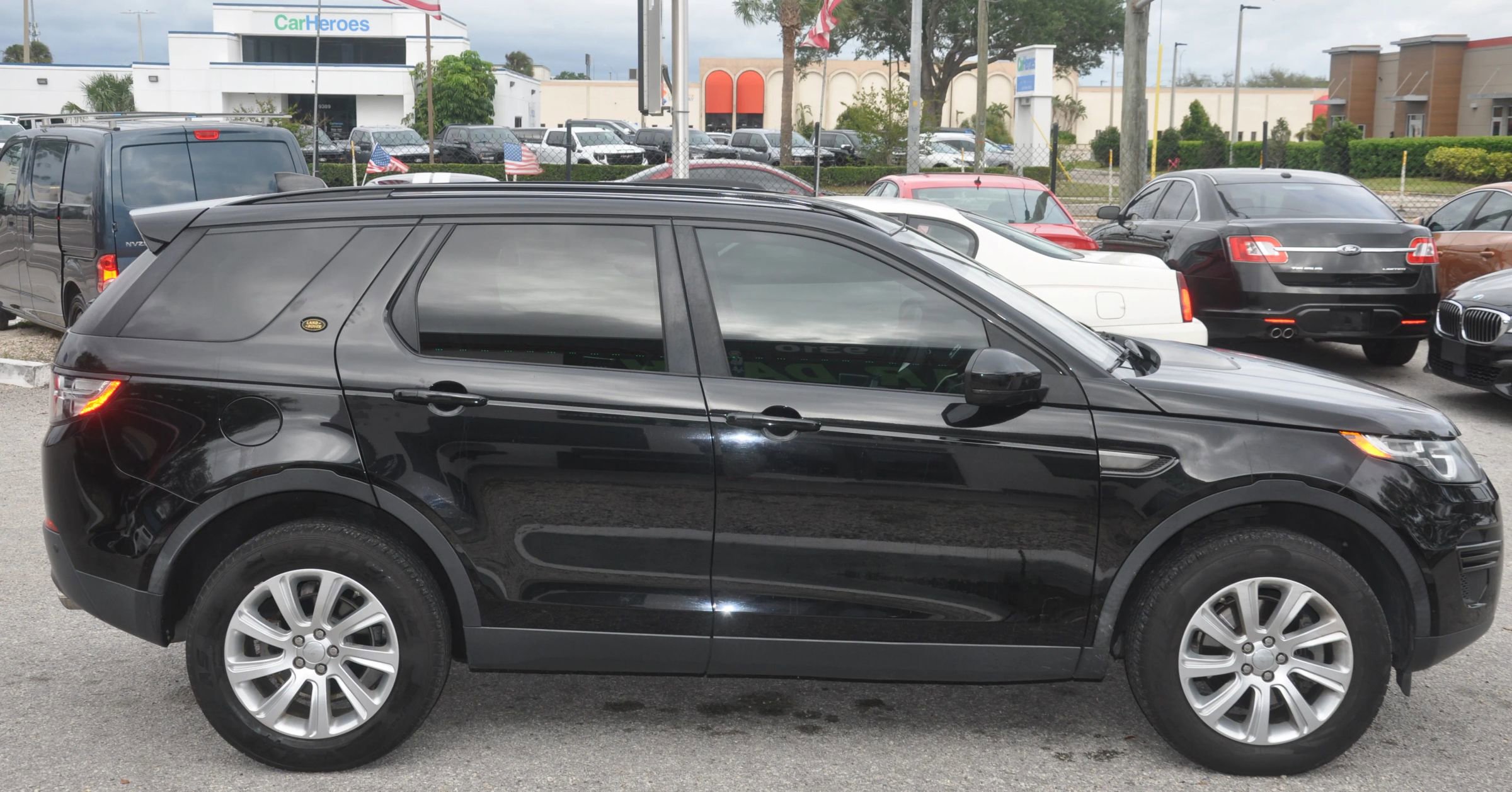 Used 2017 Land Rover Discovery Sport SE image 2