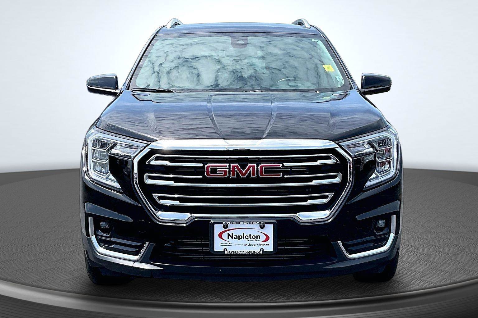 Used 2024 GMC Terrain SLT AWD/4WD image 3