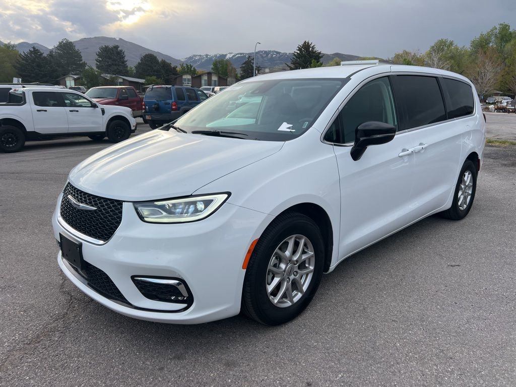 Used 2024 Chrysler Pacifica Touring-L image 14