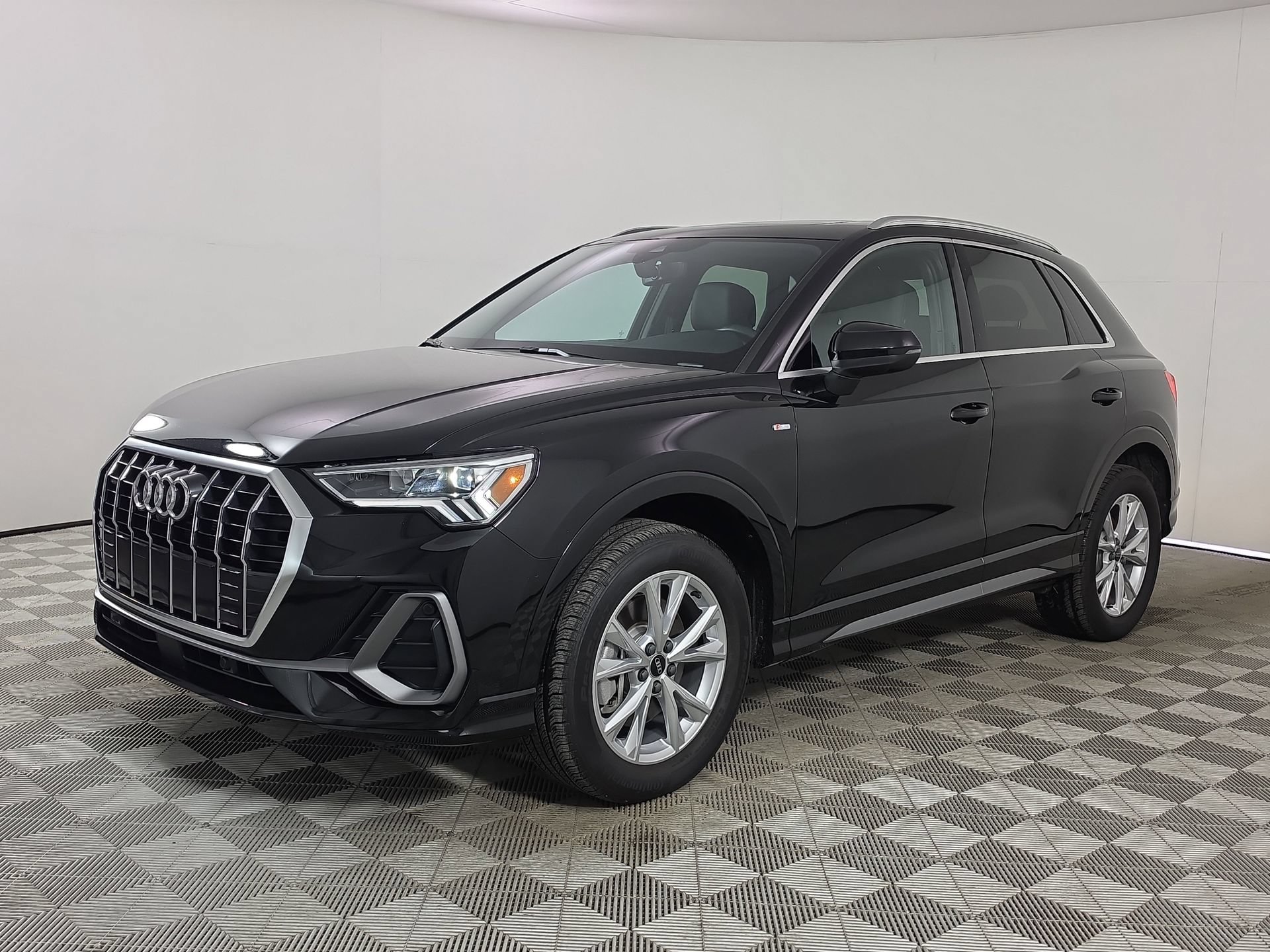 Certified 2025 Audi Q3 2.0T Premium Plus w/ Premium Plus Package AWD/4WD image 3