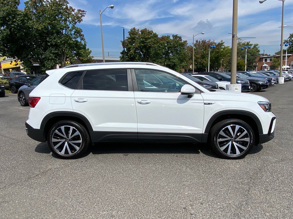 Used 2022 Volkswagen Taos SE image 2