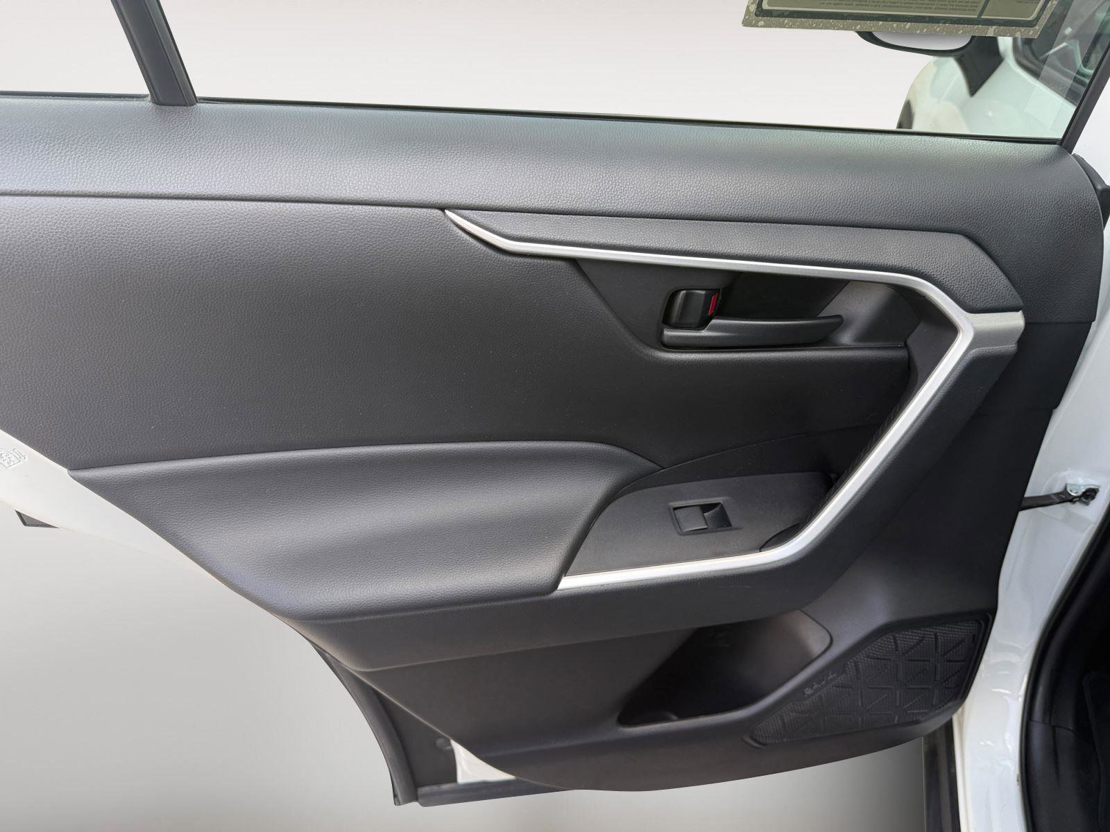 Used 2022 Toyota RAV4 LE image 18
