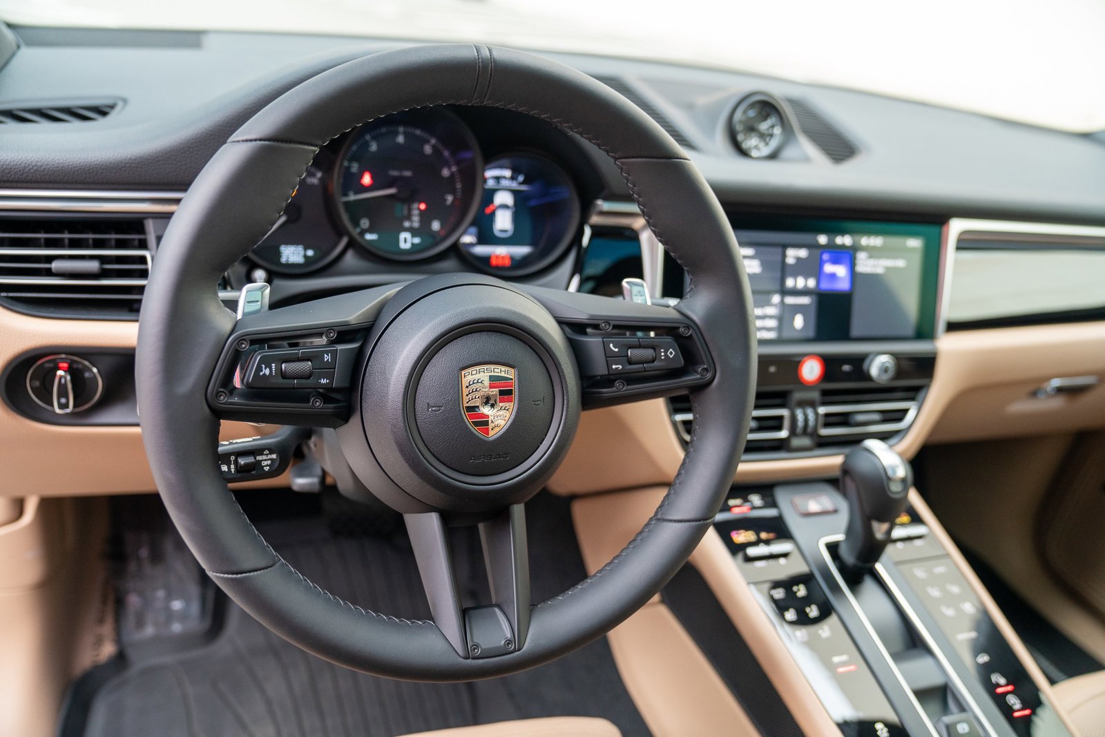 Used 2025 Porsche Macan image 14