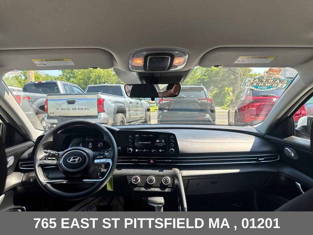 Used 2025 Hyundai Elantra SE FWD image 14