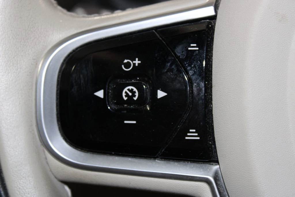 Used 2020 Volvo XC90 T6 Momentum AWD/4WD image 24