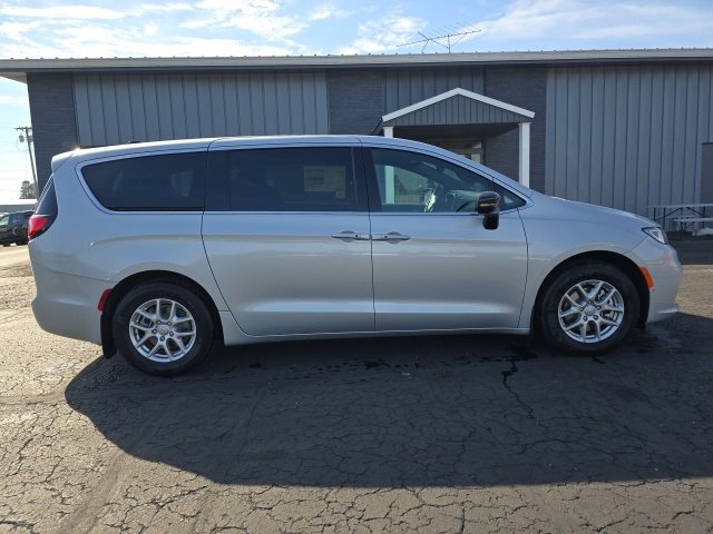 New 2026 Chrysler Pacifica Select image 8