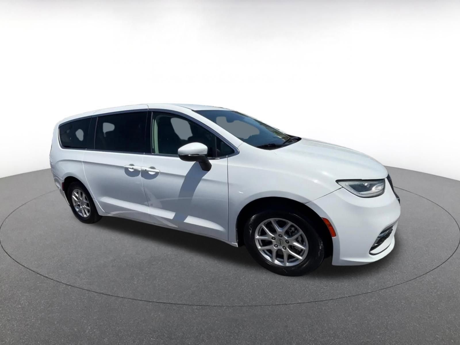 Used 2023 Chrysler Pacifica Touring-L FWD image 2