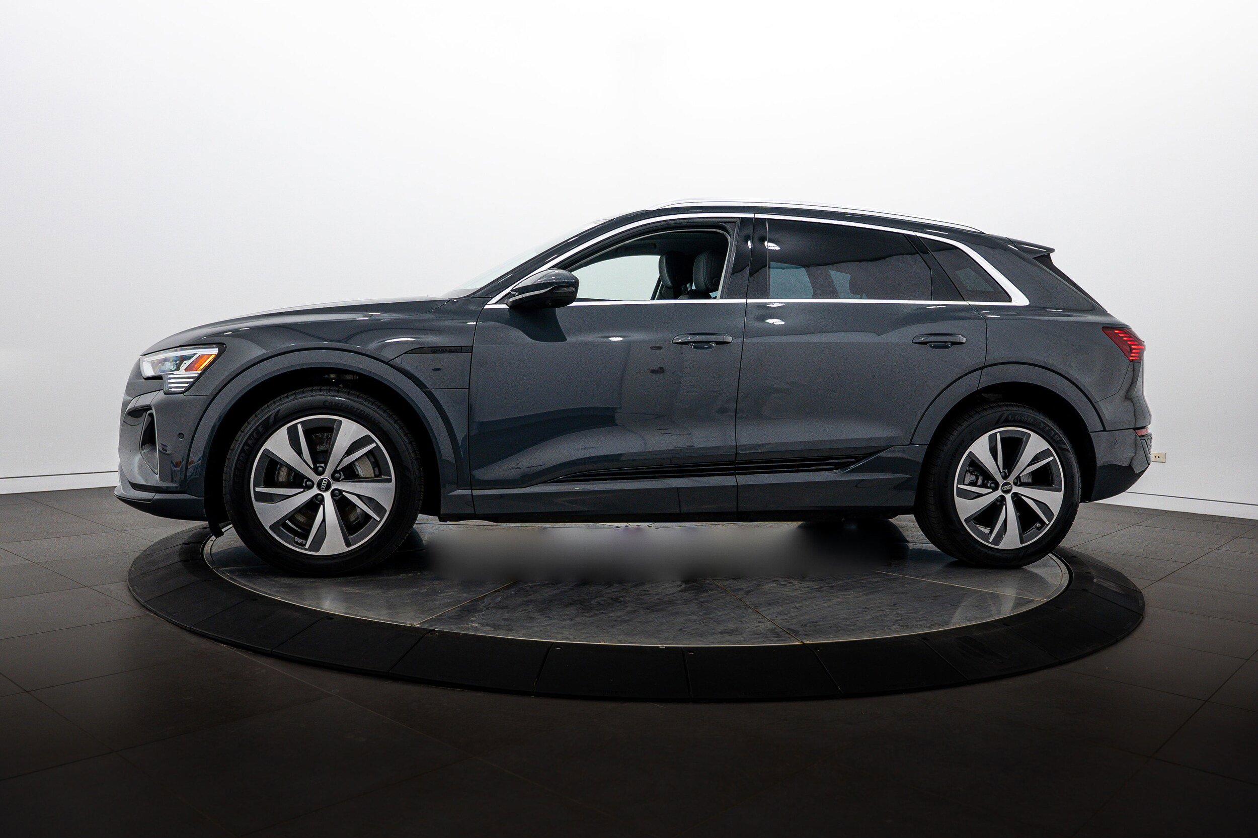 Certified 2024 Audi Q8 e-tron Premium Plus w/ Premium Plus Package AWD/4WD image 6