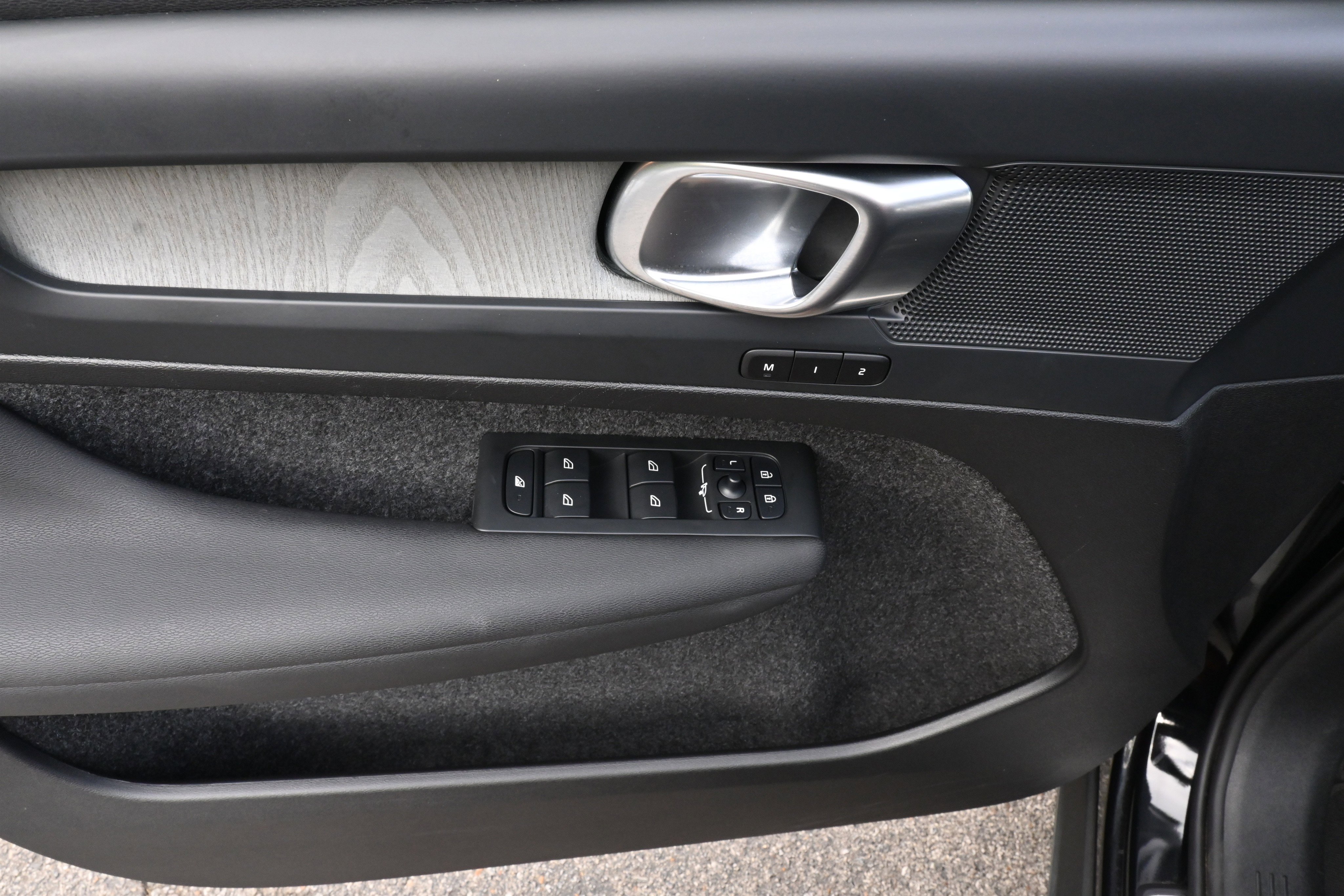 Used 2025 Volvo XC40 B5 Core image 16