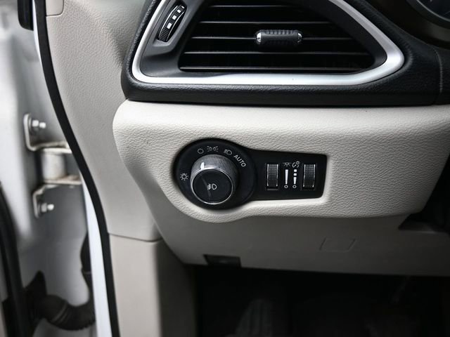 Used 2017 Chrysler Pacifica Touring-L w/ Tire & Wheel Group image 18