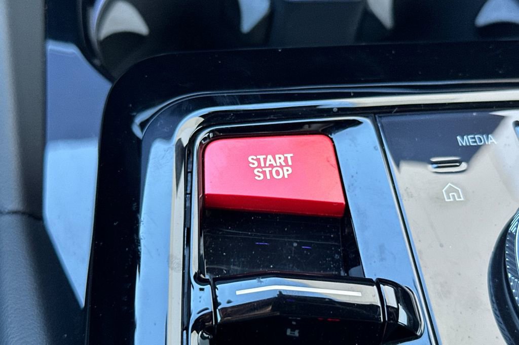 Used 2025 BMW M5 w/ Carbon Package image 25