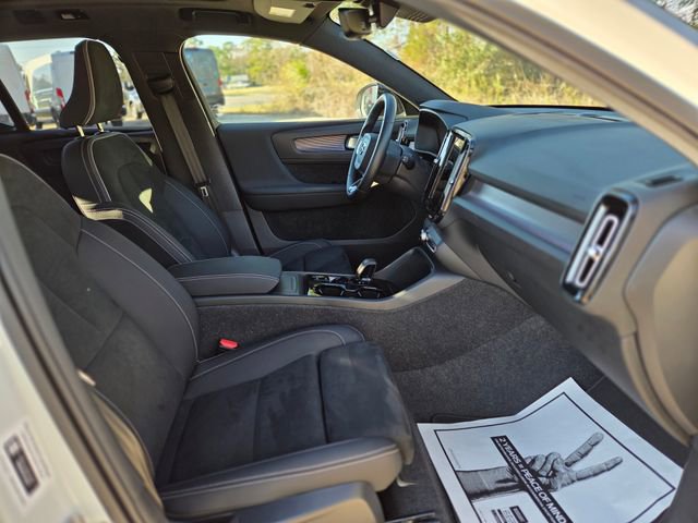 Used 2025 Volvo XC40 B5 Plus image 17