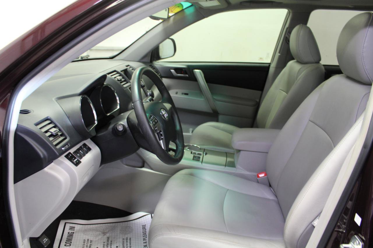 Used 2013 Toyota Highlander SE FWD image 17
