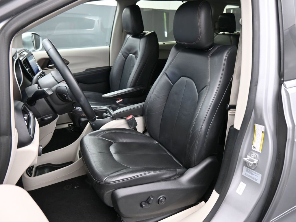 Used 2017 Chrysler Pacifica Touring-L w/ Tire & Wheel Group image 16
