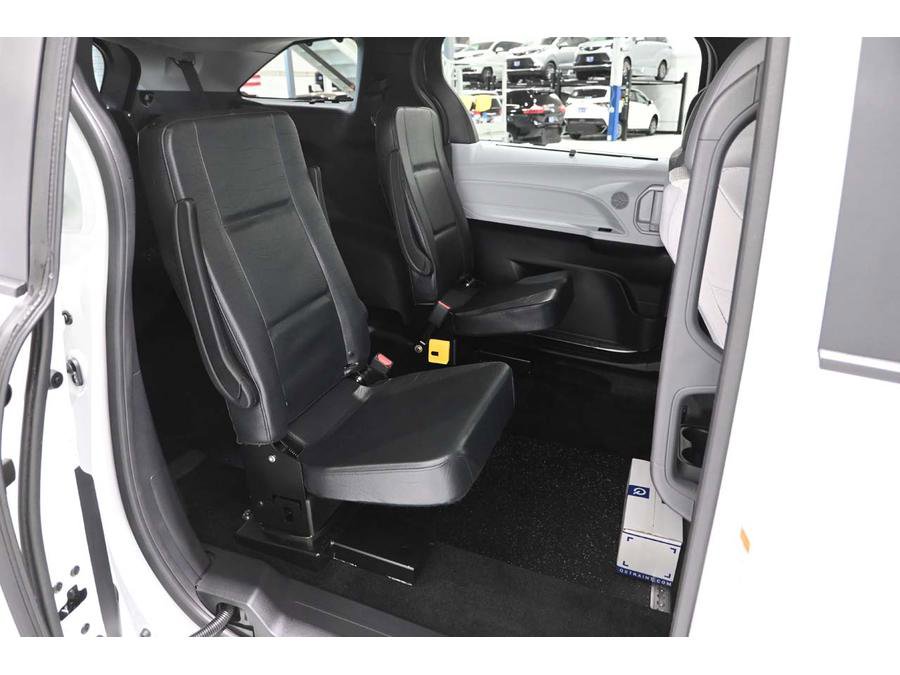 New 2026 Toyota Sienna LE FWD image 17