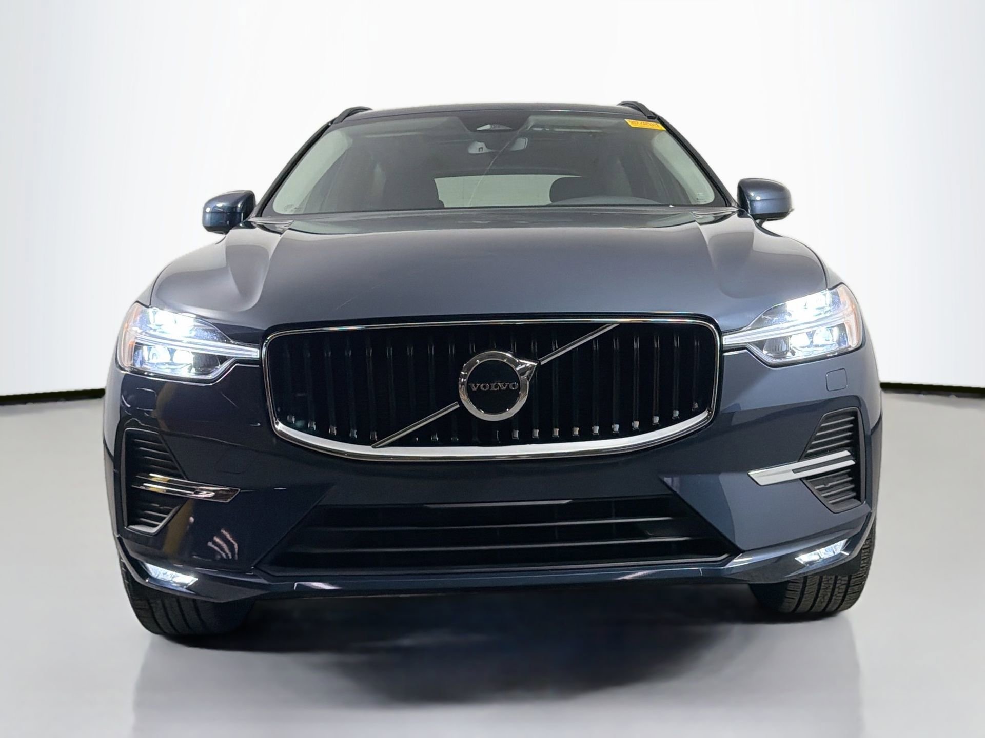 Certified 2023 Volvo XC60 B5 Core AWD/4WD image 2
