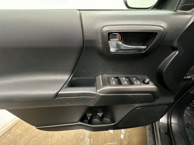 Used 2022 Toyota Tacoma TRD Off-Road image 17
