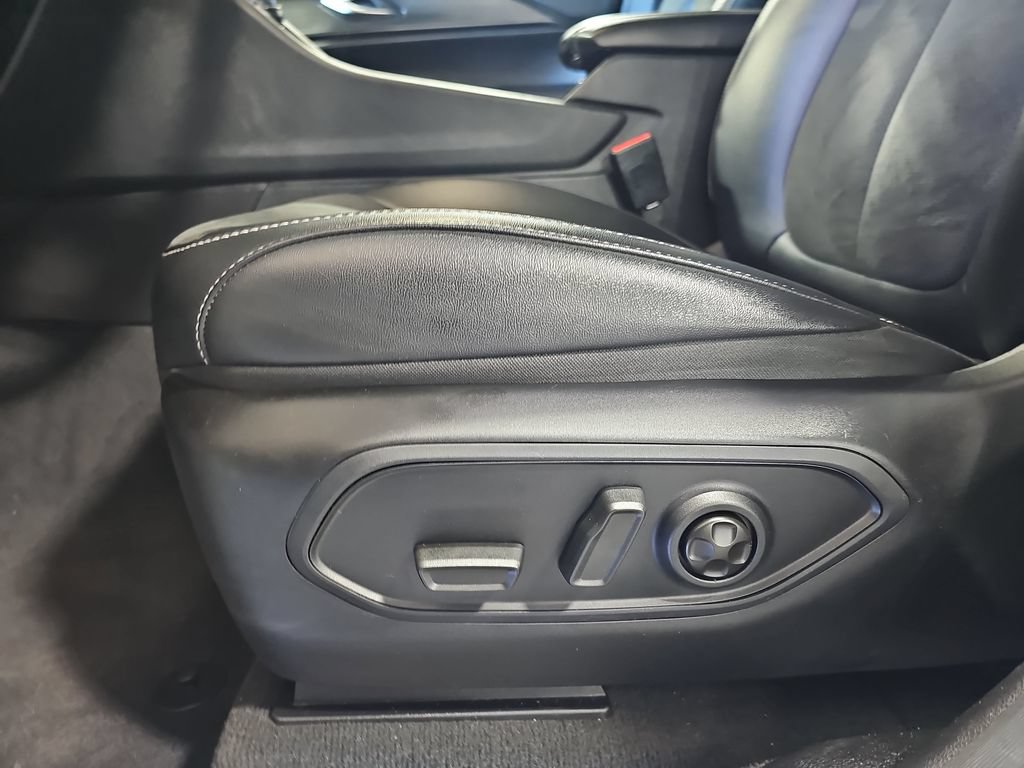 Used 2023 Jeep Grand Cherokee Altitude AWD/4WD image 28