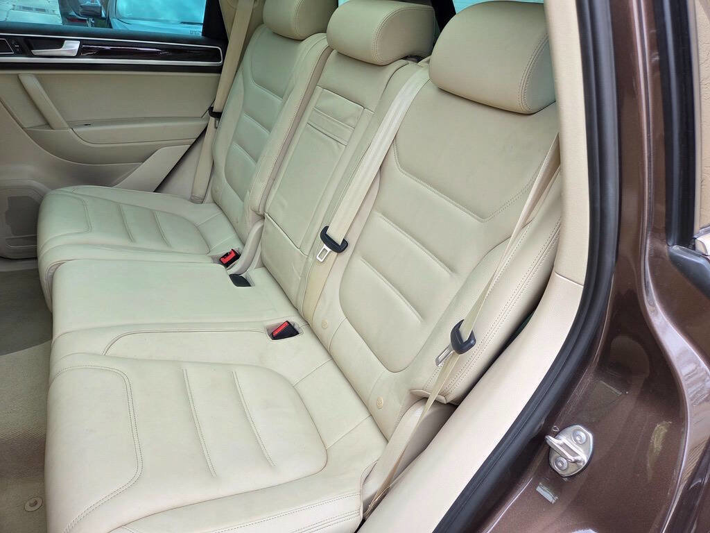Used 2013 Volkswagen Touareg Executive AWD/4WD image 40