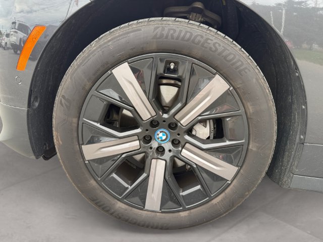 Used 2024 BMW iX xDrive50 w/ Premium Package AWD/4WD image 14