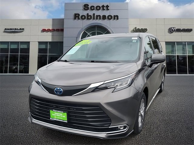 Used 2022 Toyota Sienna XLE image 2