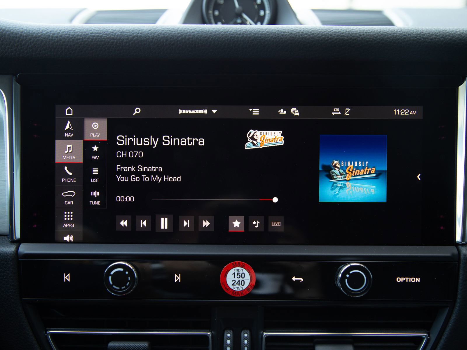 Certified 2025 Porsche Macan AWD/4WD image 18