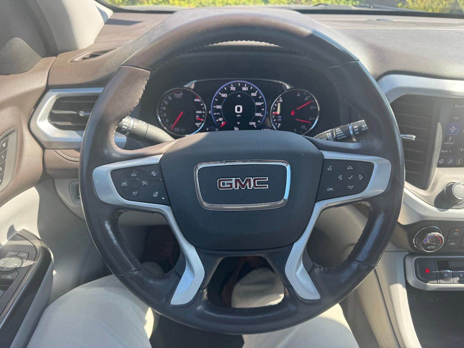 Certified 2022 GMC Acadia SLT w/ Technology Package image 9