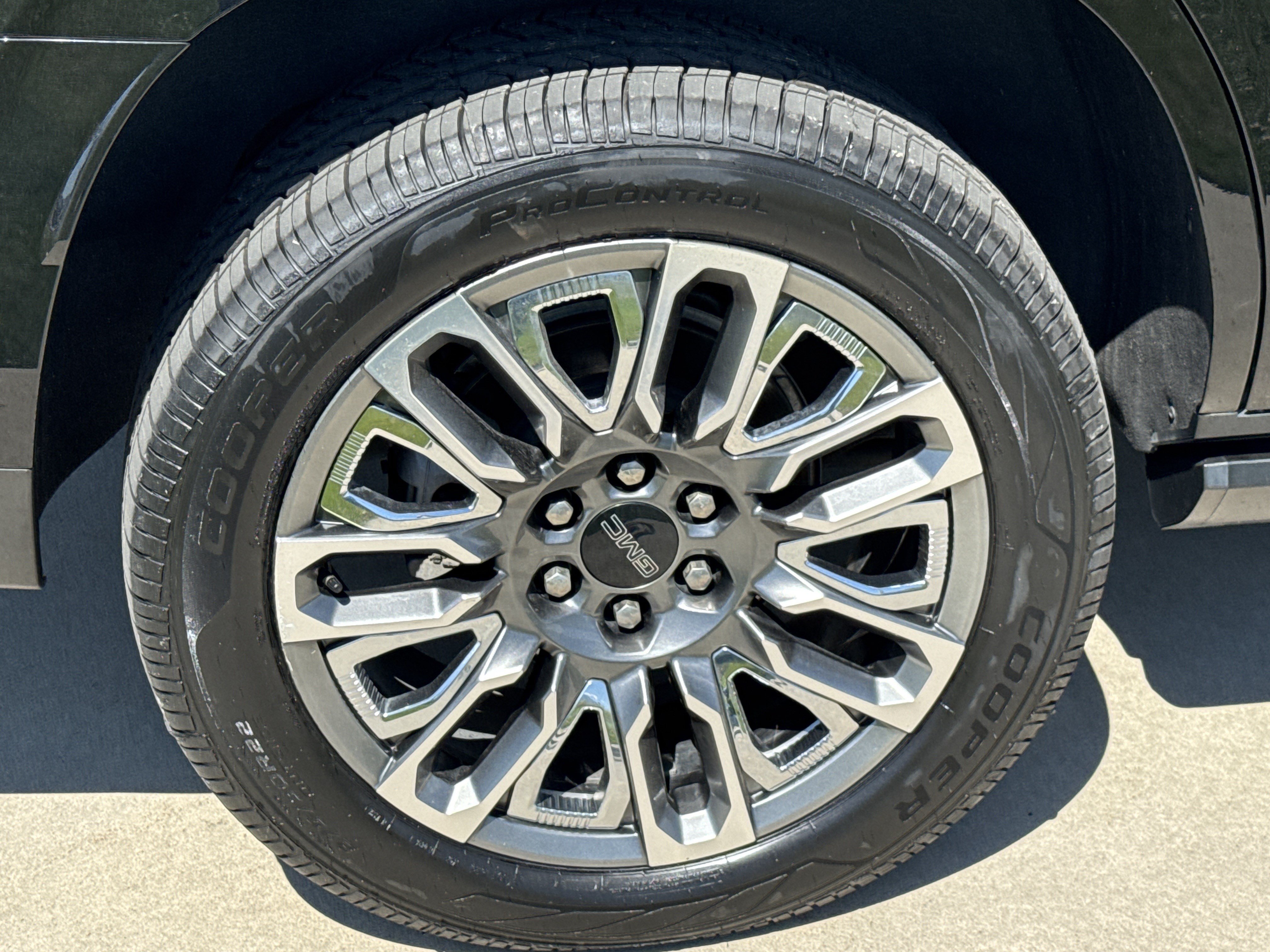 Used 2023 GMC Yukon Denali Ultimate AWD/4WD image 12