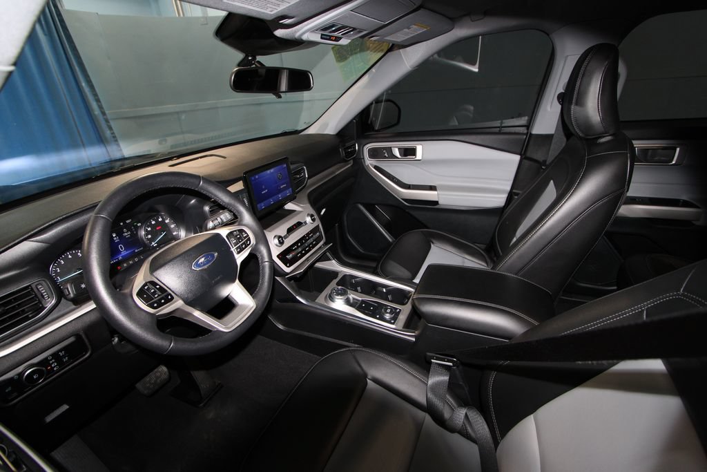 Used 2024 Ford Explorer XLT w/ Equipment Group 202A AWD/4WD image 2