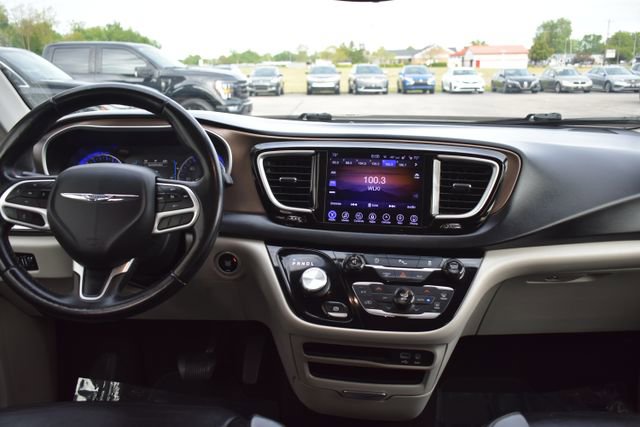 Used 2017 Chrysler Pacifica Touring-L w/ Tire & Wheel Group FWD image 37