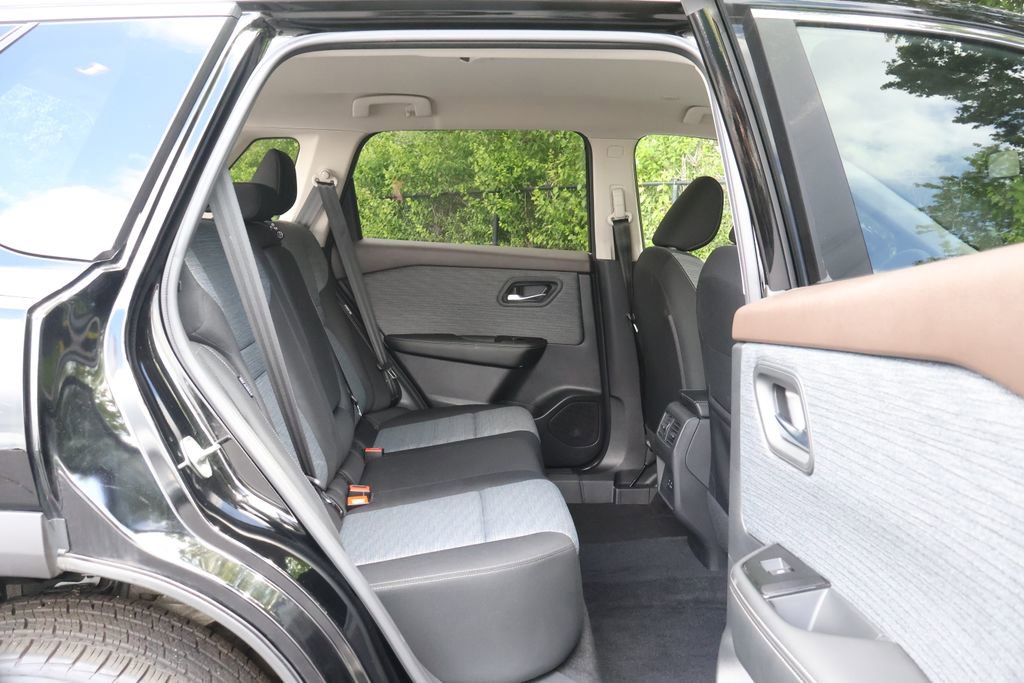Used 2023 Nissan Rogue SV AWD/4WD image 44