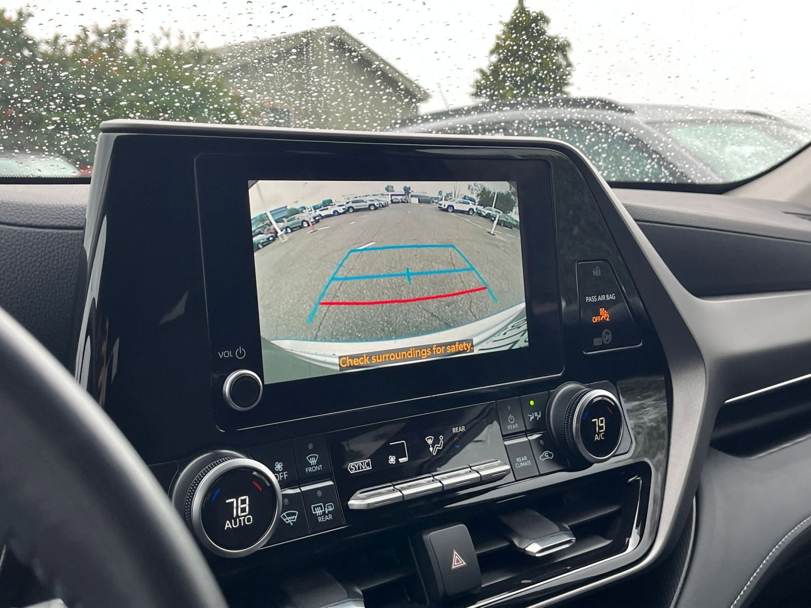 Used 2025 Toyota Highlander LE image 17