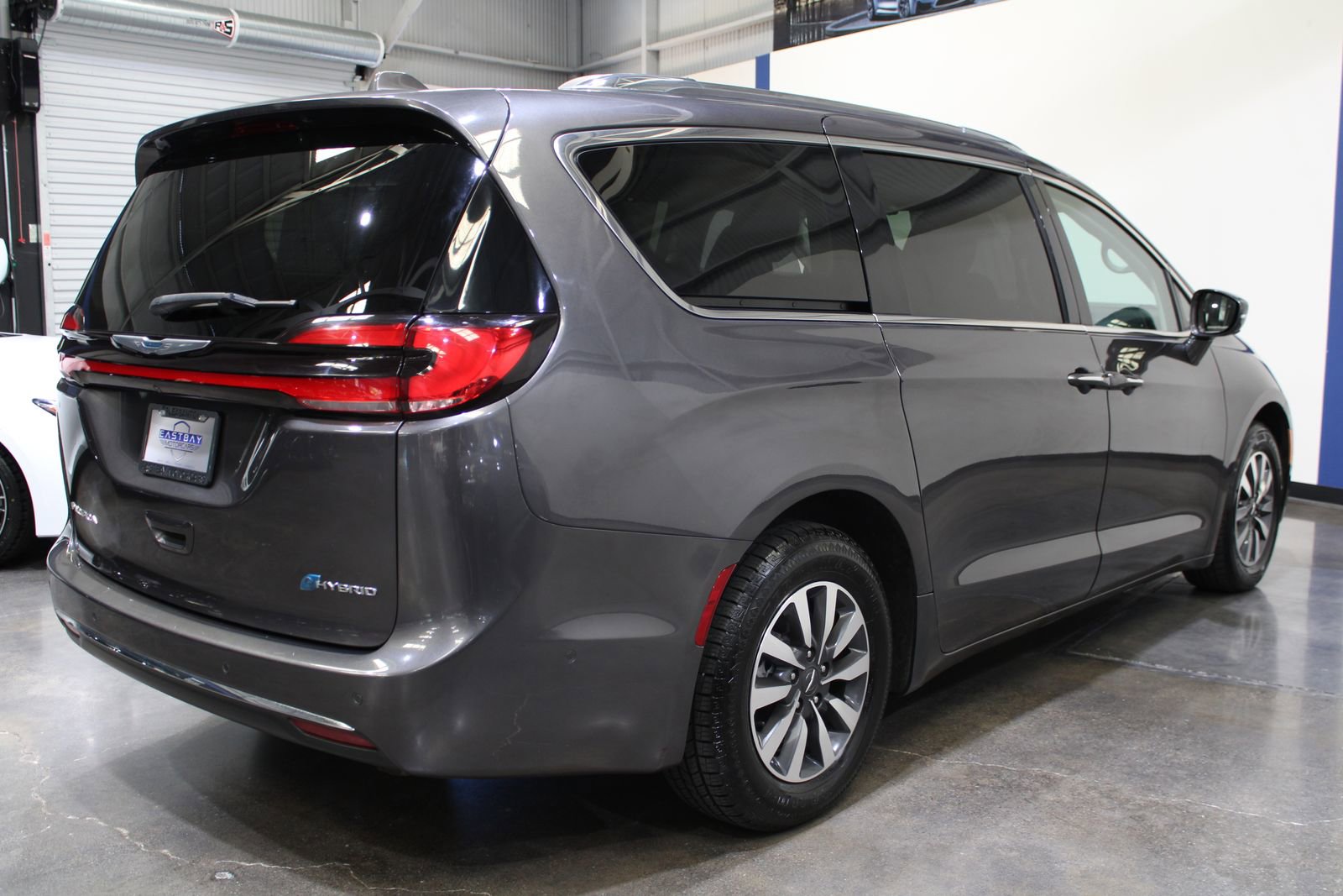 Used 2021 Chrysler Pacifica Touring-L FWD image 11
