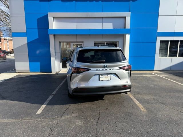Used 2024 Toyota Sienna XLE image 6
